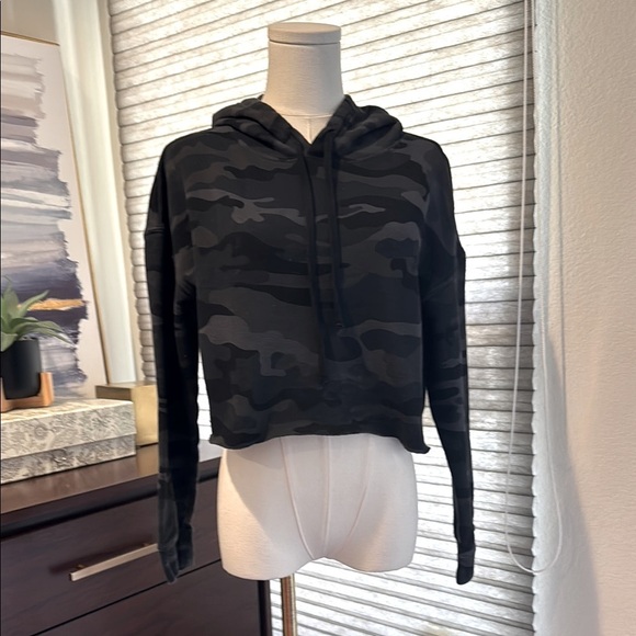 Woman's Black Camo Cropped Hoodie. Size Small - Picture 1 of 6
